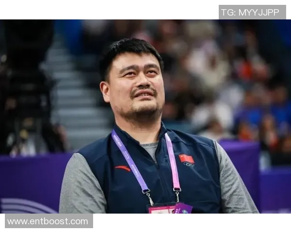 姚明与于谦的友谊之路：从篮球场到相声舞台的跨界合作与默契交流